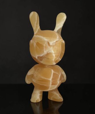 une petite statue de lapin en marbre
