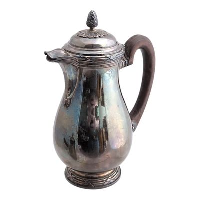 une cafetière en argent avec une anse, sur fond blanc