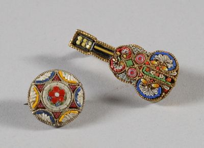 deux bijoux posés sur une table