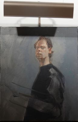 tableau représentant un homme tenant un couteau devant un tableau