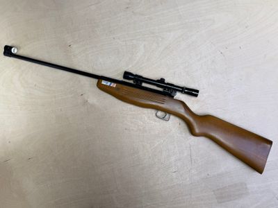 le fusil est posé sur la table, prêt à être utilisé