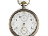 gros plan d'une montre de poche sur fond blanc