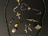Des colliers, des boucles d'oreilles et des bracelets sont présentés sur un fond noir