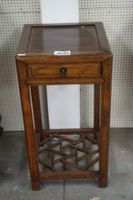 Jolie table d'appoint chinoise haute avec tiroir - vers 1900…