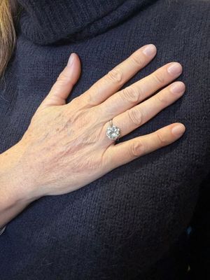 une femme qui porte une bague au doigt