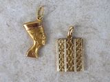 un pendentif plaqué or représentant une tête égyptienne et un coffret plaqué or