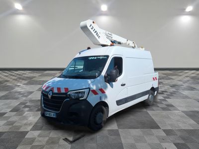 une camionnette blanche équipée d'une grue sur le toit