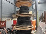 une grosse pile de câbles dans un bâtiment où se trouvent de nombreux autres câbles