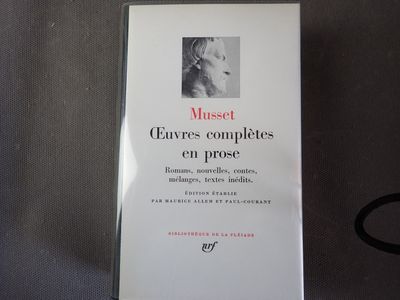 un livre sur lequel figure le portrait d'une femme
