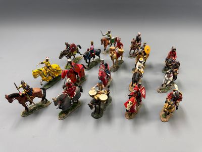 un grand nombre de figurines sur une table