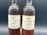 deux bouteilles de vin posées l'une à côté de l'autre sur une table