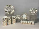 beaucoup d'assiettes et de tasses sur la table