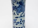 un vase bleu et blanc orné d'un dragon