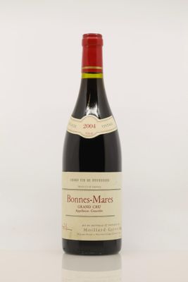 la bouteille de vin rouge est posée sur la table