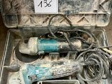 une boîte contenant des outils, posée sur le sol