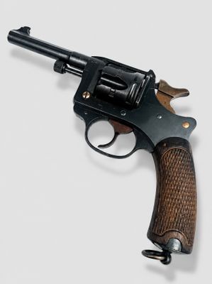 un vieux revolver avec un manche en bois sur fond blanc