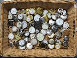 un panier en osier rempli d'une grande variété de montres