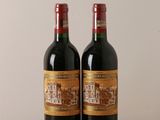 deux bouteilles de vin posées l'une à côté de l'autre sur une table en bois
