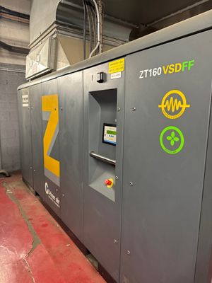 une machine qui se trouve à l'intérieur d'un bâtiment