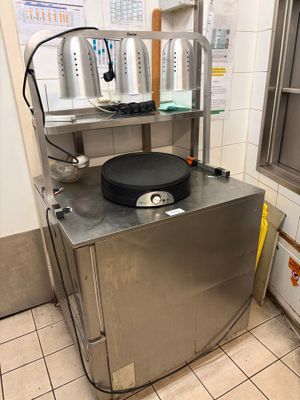 une cuisine avec un évier et une cuisinière