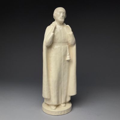 une statue en marbre blanc représentant une femme tenant une cloche