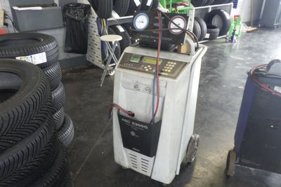 une machine posée sur un chariot dans un garage