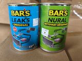deux canettes de « Bar's Leak » sur le comptoir