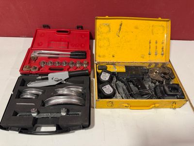 deux boîtes contenant des outils, posées sur une table