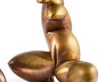 trois œuvres d'art posées sur une table