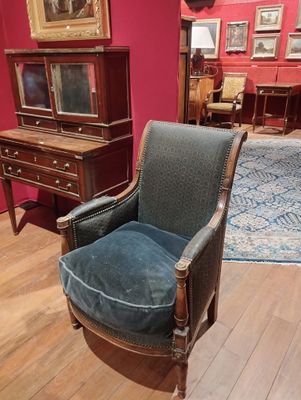 une chaise qui se trouve dans une pièce où il y a un tapis au sol