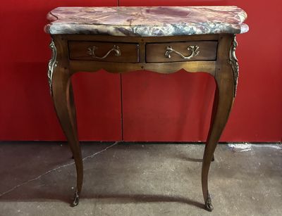 une petite table avec un plateau en marbre