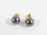 une paire de boucles d'oreilles en perles noires sur fond blanc