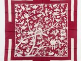 une écharpe carrée rouge et blanche ornée d'oiseaux et de fleurs