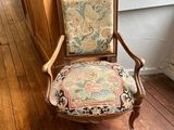 une chaise qui se trouve dans le coin d'une pièce