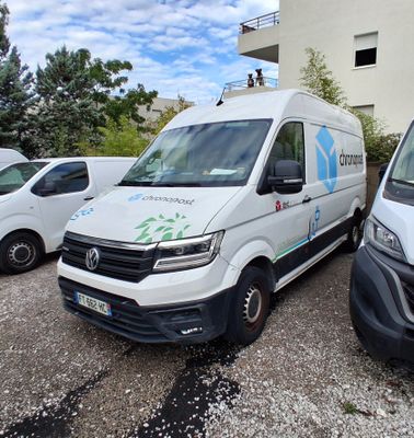 deux camionnettes garées l'une à côté de l'autre dans un parking