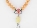 un gros plan sur un bracelet orné de perles et d'une perle