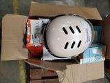 un casque posé dans une boîte par terre