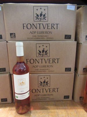 des bouteilles de vin posées sur une table en bois, à côté de cartons de vin