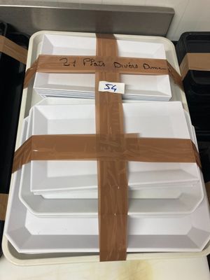 un récipient blanc orné d'une croix en bois