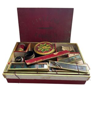 une boîte contenant divers objets, sur fond blanc