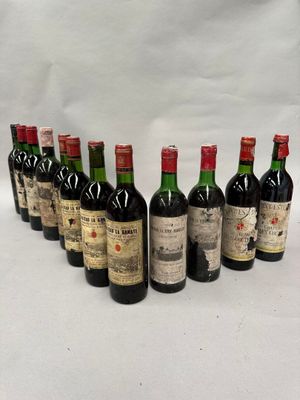 six bouteilles de vin alignées sur une surface blanche