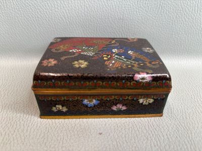 une petite boîte décorative ornée d'un motif d'oiseau