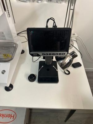un ordinateur portable posé sur une table à côté d'un mixeur