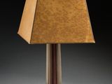 une photo d'une lampe de table surmontée d'un abat-jour marron