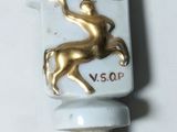 un gros plan sur un porte-brosses à dents orné d'un cheval doré
