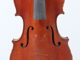 un vieux violon posé sur un chevalet, sur une surface blanche