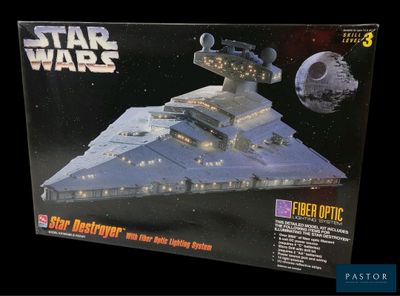 la boîte est ouverte pour montrer la maquette d'un Star Destroyer
