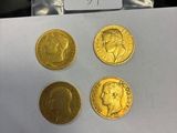 un gros plan sur une feuille de papier sur laquelle sont posées des pièces d'or