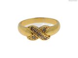 gros plan d'une bague en or avec des diamants sur fond blanc