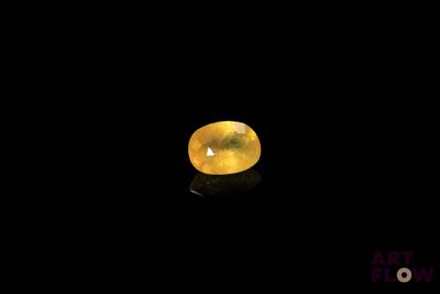 un saphir jaune sur un fond noir